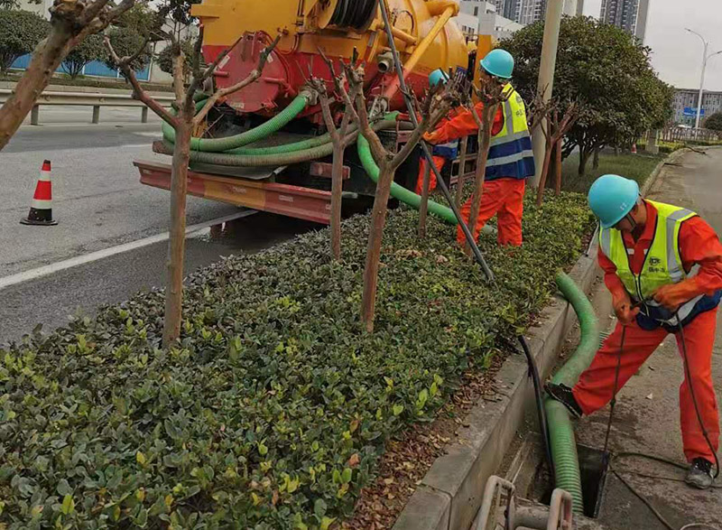 扎鲁特市政管道清淤